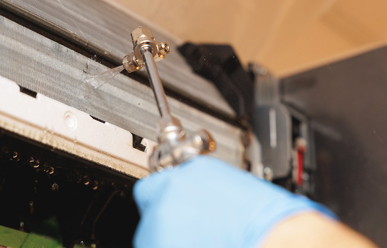 頑固な汚れもプロの手ですみずみまで清潔にします